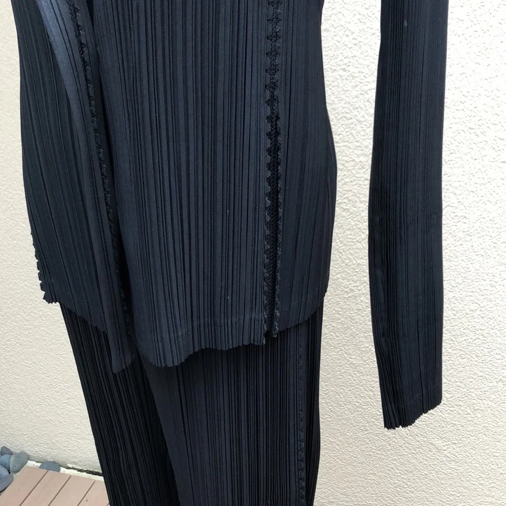 Issey Miyake Fete Fully Pleated Black Blazer and Pant Suit - Picture 7 of 13